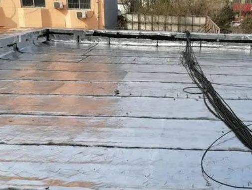 龙子湖卫生间漏水维修公司分享下龙子湖屋面楼顶防水刚性防水层施工要点。